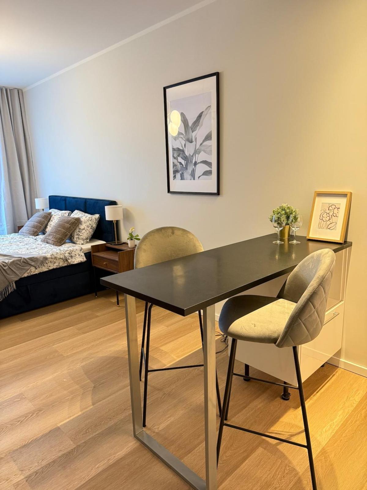 Central, Harbour 5 Minutes, 1-Bedroom Apartment *